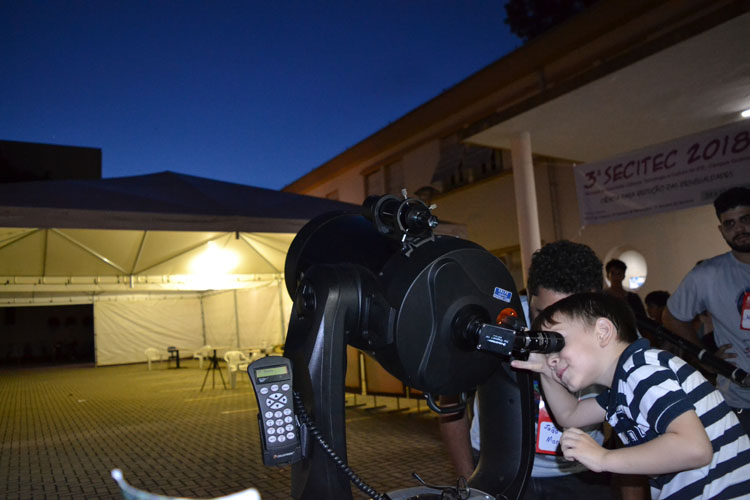 Eduardo Bronze, 4 anos, adorou a experiência de ver Júpiter pela primeira vez em um telescópio